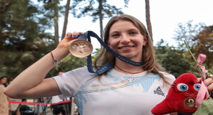 Gimnasta rumana Ana Barbosu recibió su medalla de bronce