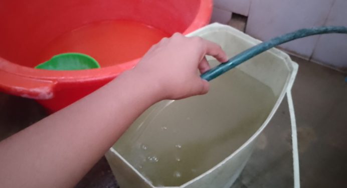 Habitantes de La Murallita aseguran que les llega el agua muy sucia y no sirve para bañarse