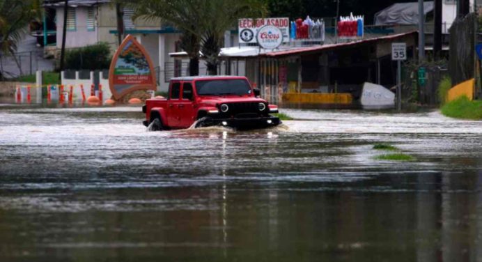 Huracán Ernesto azota a Las Bermudas y deja 75% del territorio sin electricidad