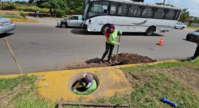 Inician limpieza de drenajes en la avenida Bella Vista