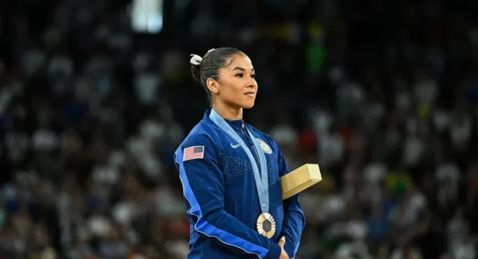 La gimnasta estadounidense Jordan Chiles perdió la medalla de bronce en el ejercicio de suelo