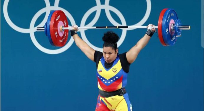 Venezolana Naryury Pérez consigue diploma olímpico en levantamiento de pesas