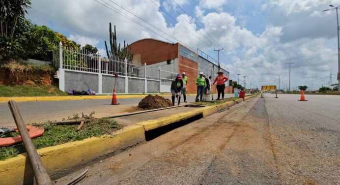 Limpieza de alcantarillas facilita drenaje de aguas residuales en Maturín