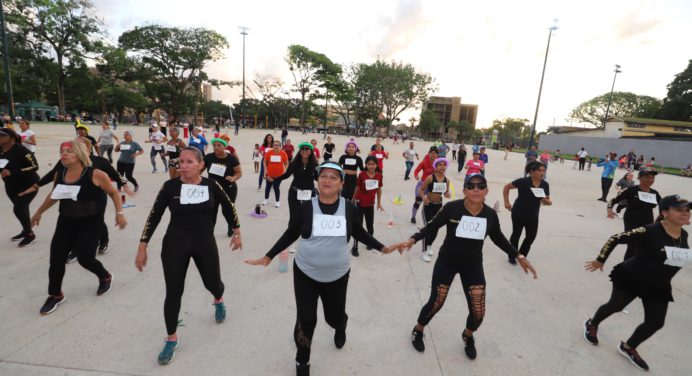 Más de 200 personas participan en maratón de bailoterapia en Maturín