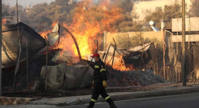 Más de 50 mil evacuados deja incendio que amenaza Atenas