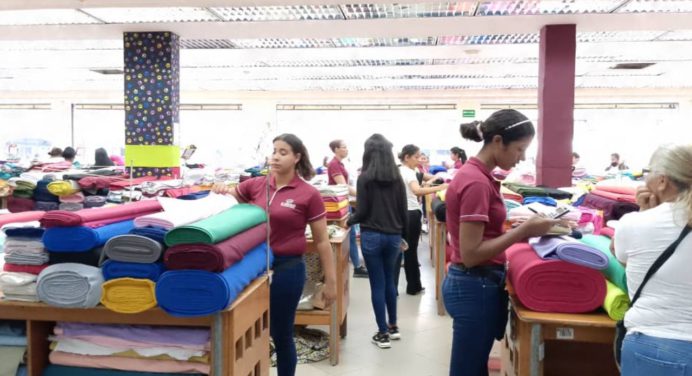 Maturineses compran tela para elaborar el traje de la Virgen del Valle