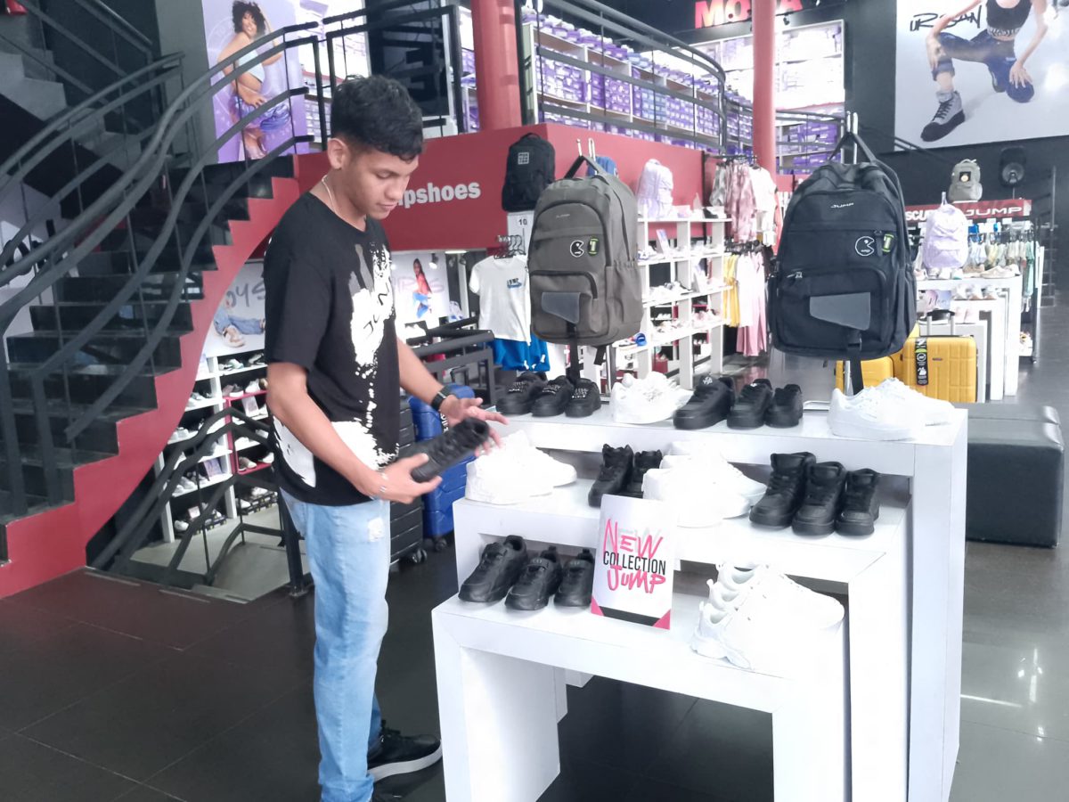 Padres se apoyan con Cashea para comprar zapatos y bolsos escolares 2 zapatos y bolsos escolares