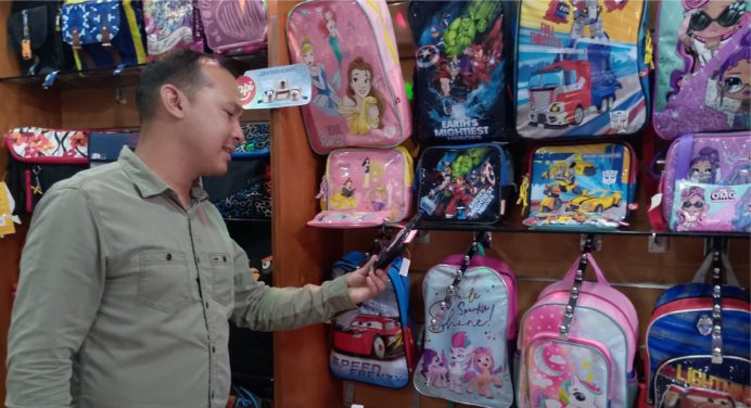 Padres se apoyan con Cashea para comprar zapatos y bolsos escolares
