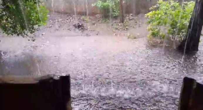 Palo de agua anegó sectores de Maturín este #12ago