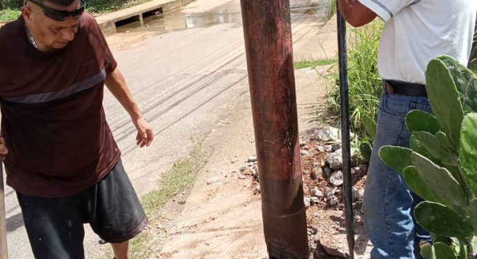 Poste está a punto de caerse en la calle principal de Colinas del Paramaconi