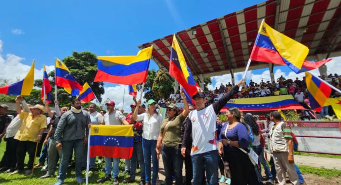 Productores y campesinos dan su apoyo a Nicolás Maduro en el Chucho Palacios