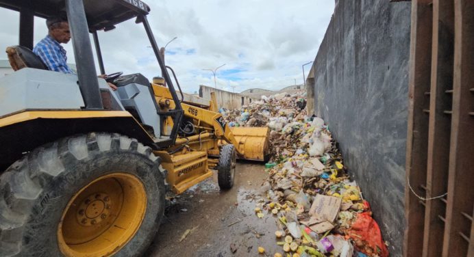 Recolectan 110 toneladas de desechos del mercado de Los Bloques