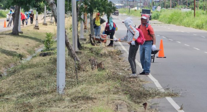 Recolectan desechos en la avenida principal de la Zona Industrial