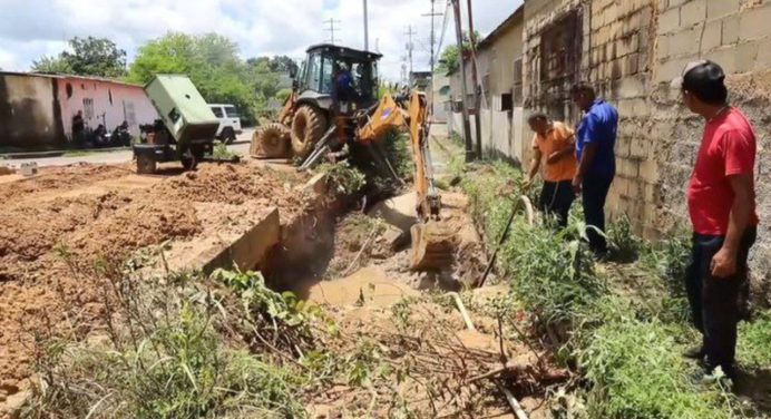 Reparan tubería con fuga de agua en el sector La Muralla