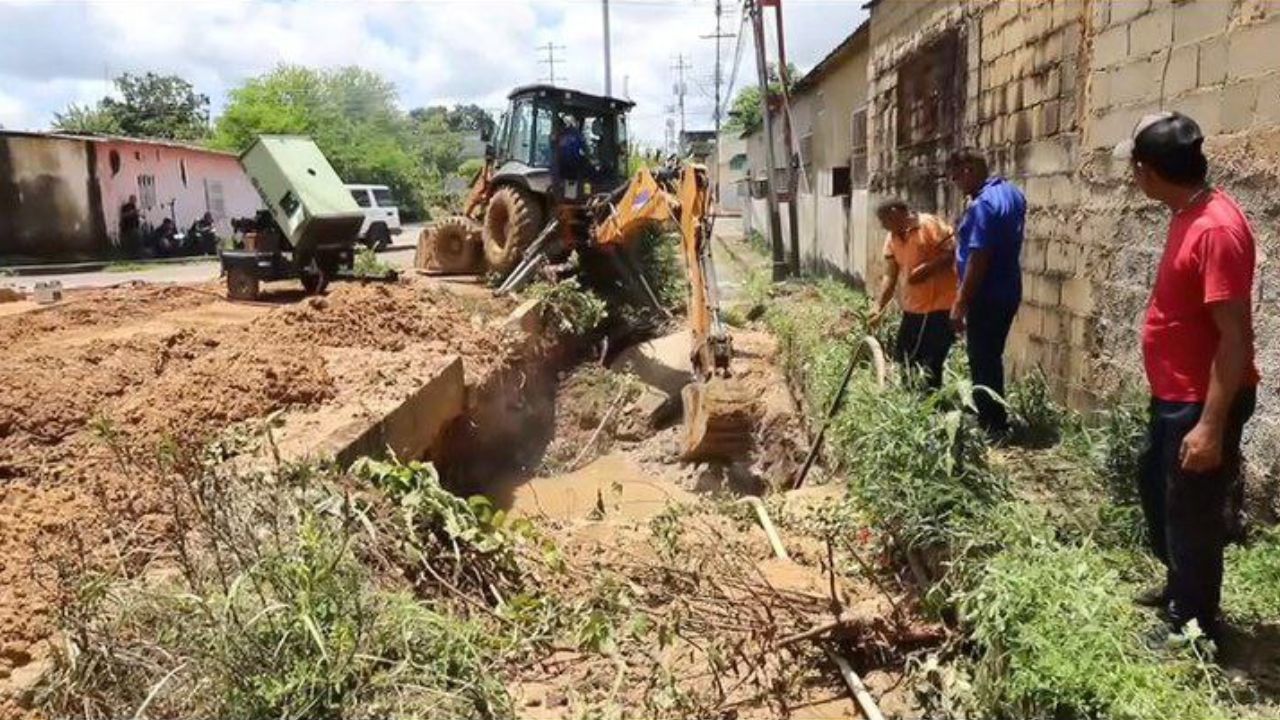 Reparan tubería con fuga de agua en el sector La Muralla