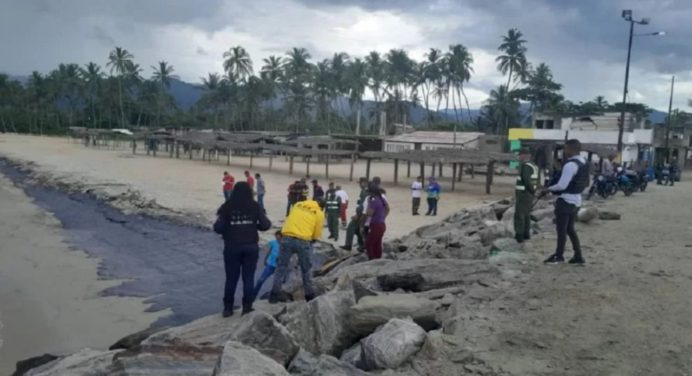 Siguen labores de limpieza en las playas de Carabobo tras el derrame de petróleo