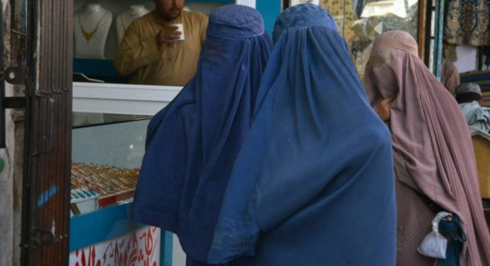 Talibanes marcan de innegociable la prohibición de la voz femenina y el hiyab