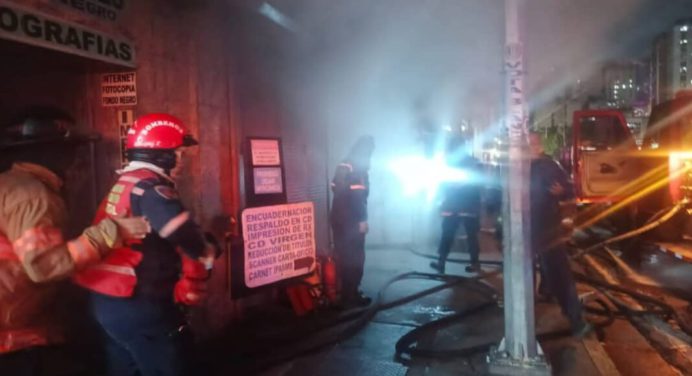 16 familias fueron evacuadas tras incendio en edificio de La Hoyada