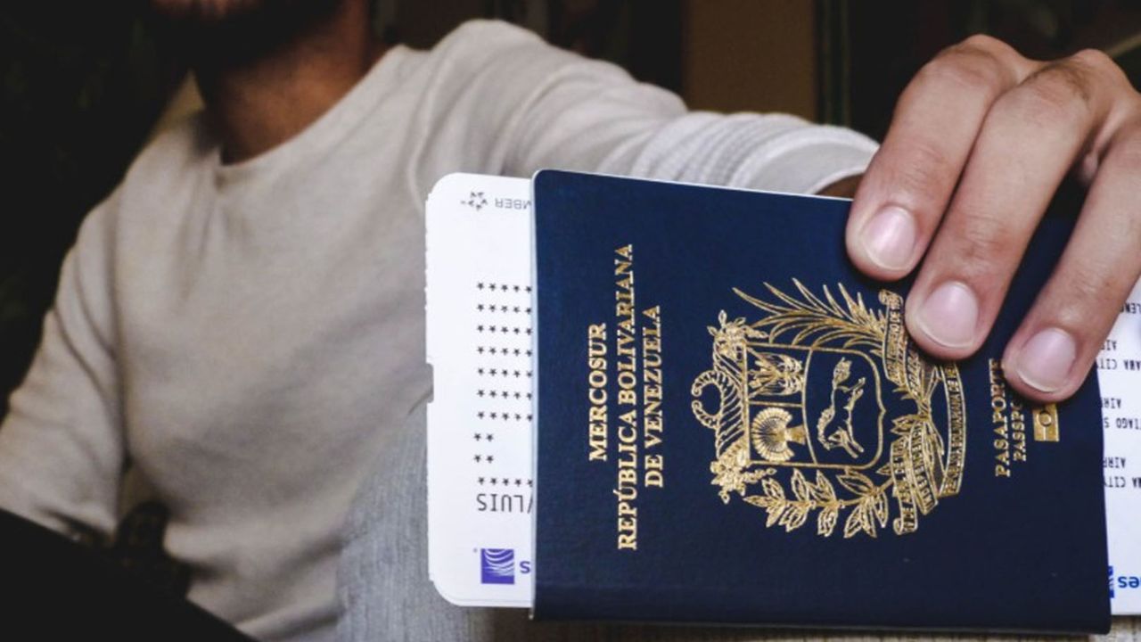 pasaporte y cédula vigente