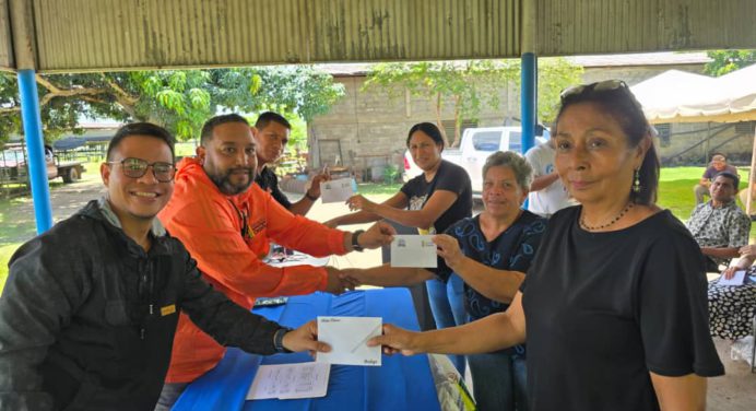 Alcalde Daniel Monteverde entregó financiamientos en Cedeño