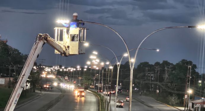 Alcaldía supervisa reemplazo de 150 luminarias en la avenida Bella Vista y cerca del Monumental