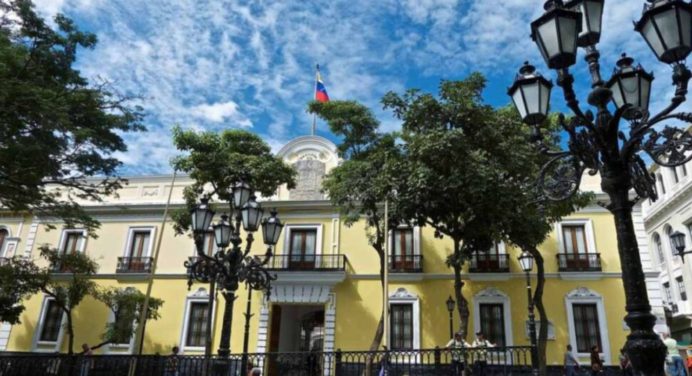 Cancillería venezolana protesta a Países Bajos por no informar refugio de González Urrutia