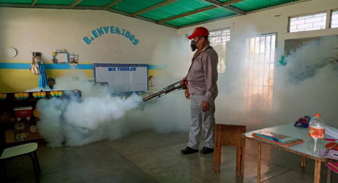 Comenzó fumigación de planteles en Cedeño