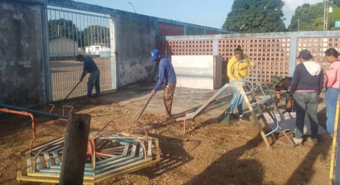 Desmalezan instituciones educativas en Ezequiel Zamora