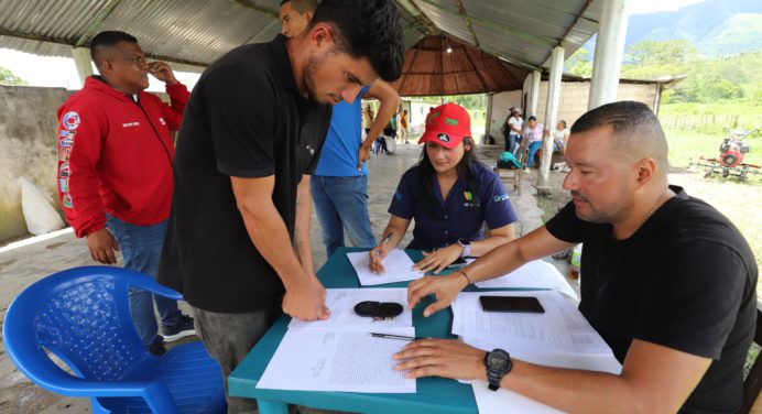 Foncredemo entrega financiamientos y maquinarias a productores de La Morita