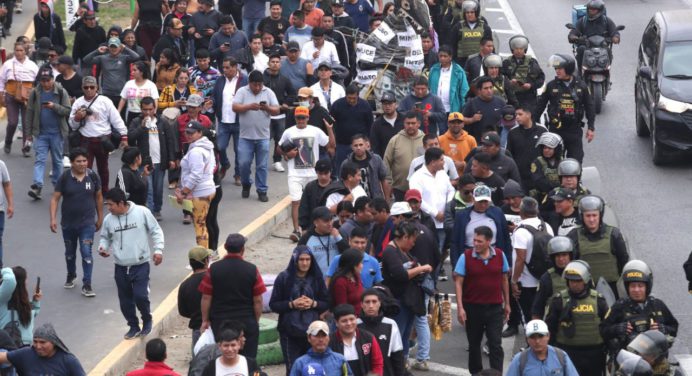 Gobierno de Perú llama a la flexibilidad laboral ante el paro de transporte