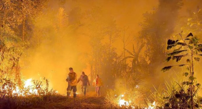 Incendios forestales en Bolivia obligan la cancelación de vuelos y clases