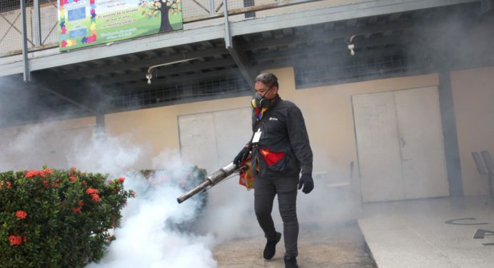 Inician fumigación y abatización en los planteles para el retorno a clases