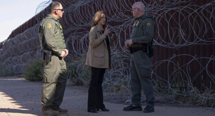 Kamala Harris en la frontera: fue criticada por este valioso accesorio (+FOTO)