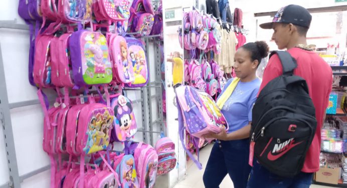 Padres se preparan para el regreso a clases que será el 30 de septiembre