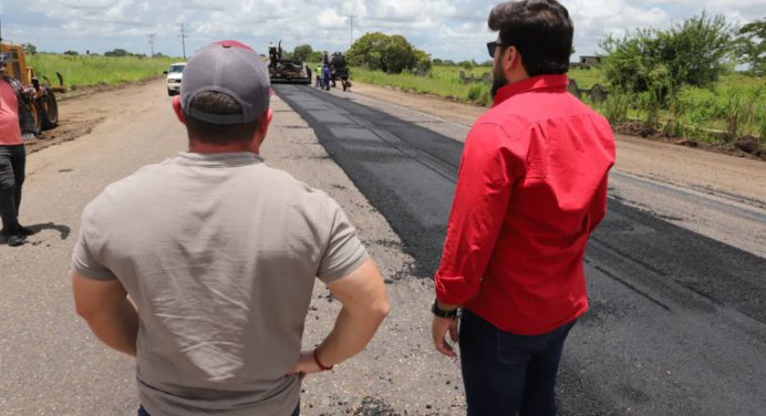 Luna supervisa avance de asfaltado en 11 kilómetros en la vía Santa Bárbara – Aguasay