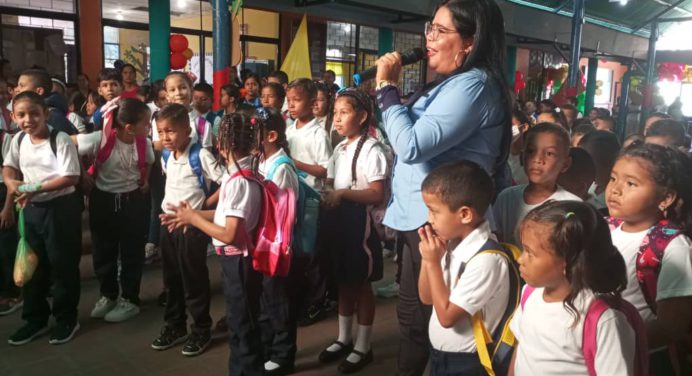 Más de 2.200 niños retornan a las aulas en Santa Bárbara de Tapirín