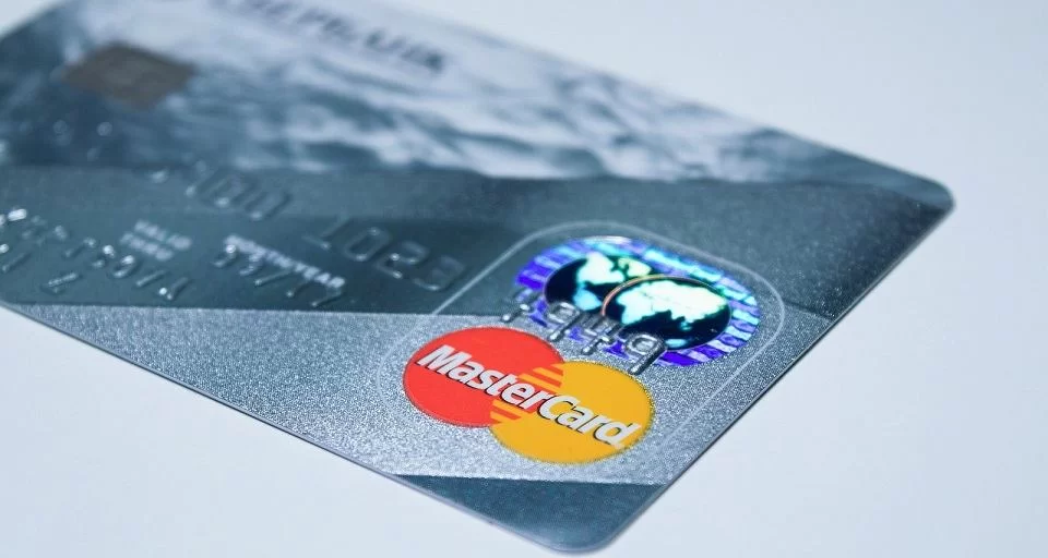 Mastercard eliminará los números de las tarjetas para las compras online: Detalles