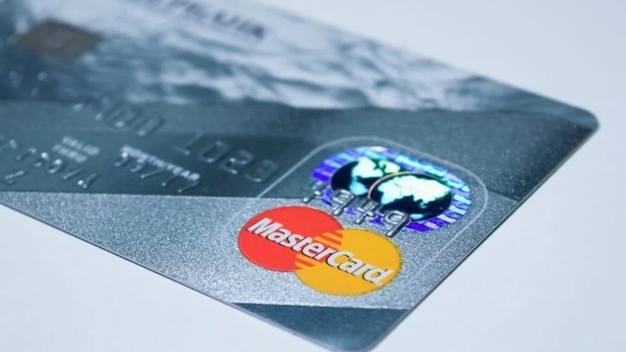 Mastercard eliminará los números de las tarjetas para las compras online: Detalles