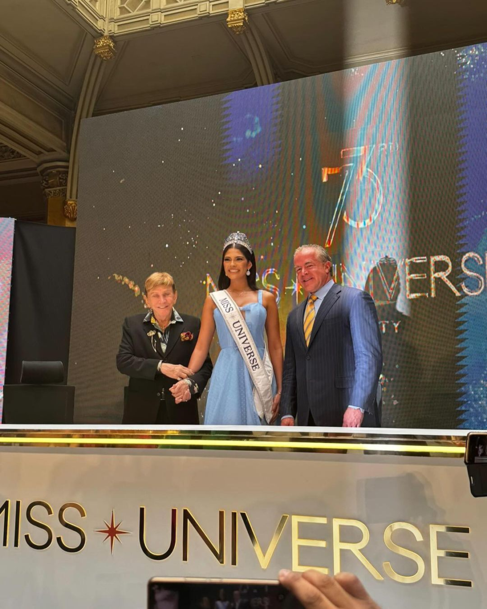 Osmel Sousa y Emilio Estefan dentro del nuevo formato de Miss Universo 2024