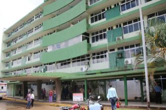 Mujer dio a luz en la parada del hospital