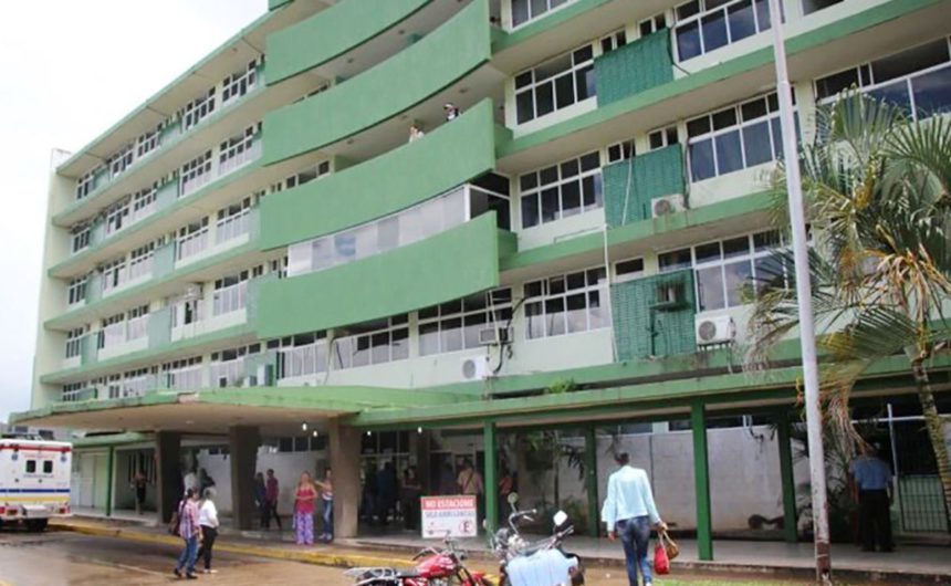 Mujer dio a luz en la parada del hospital