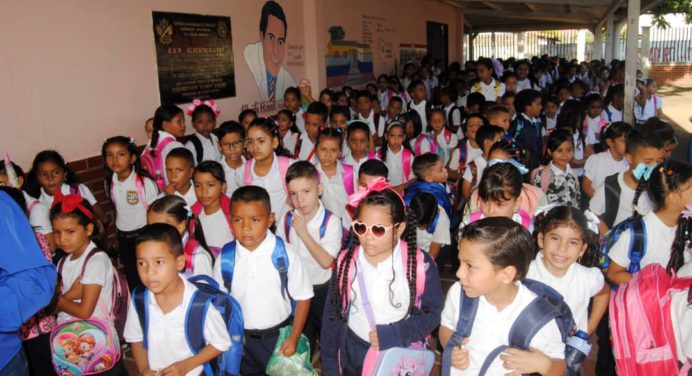 Niños de Zamora inician con alegría el nuevo año escolar