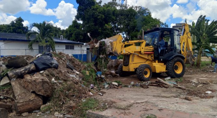 Obras Públicas realiza jornada de limpieza en El Paraíso