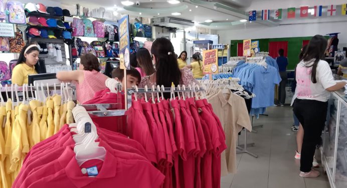 Padres expresaron que se las ingenian para comprar los uniformes escolares