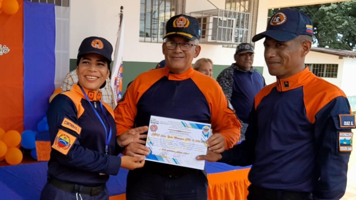 Iván Monagas, director regional de PCAD, recibe un reconocimiento en el noveno aniversario de Protección Civil Zamora.