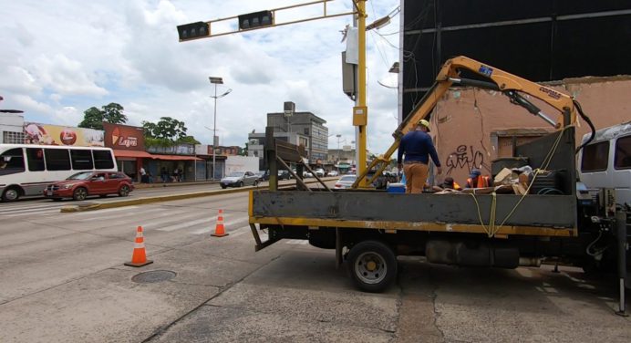 Reparan semáforos en Las Cayenas, avenida Juncal y plaza 7