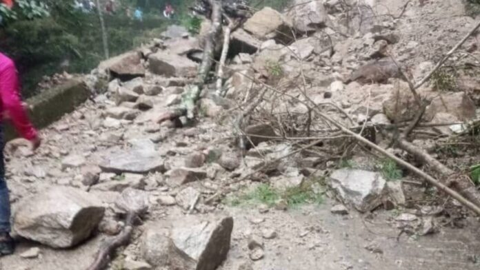 reportan derrumbe en la carretera a choroni en aragua laverdaddemonagas.com image