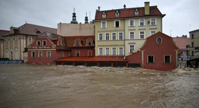 Temporal en Europa deja un fallecido y miles de evacuados