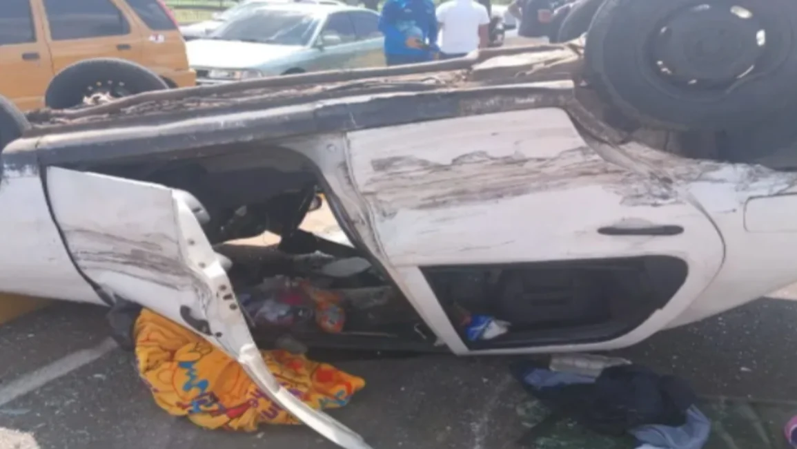 Tres heridos en Ciudad Bolívar tras vuelco de un carro