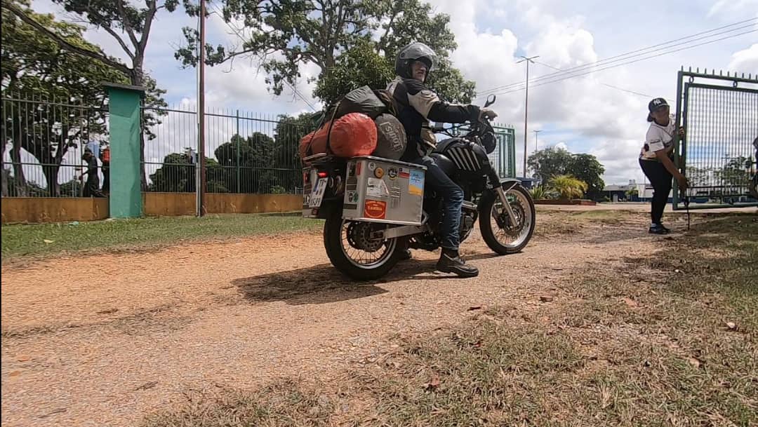 turista aleman recorre sudamerica en motocicleta y acampo en la guaricha laverdaddemonagas.com turista3